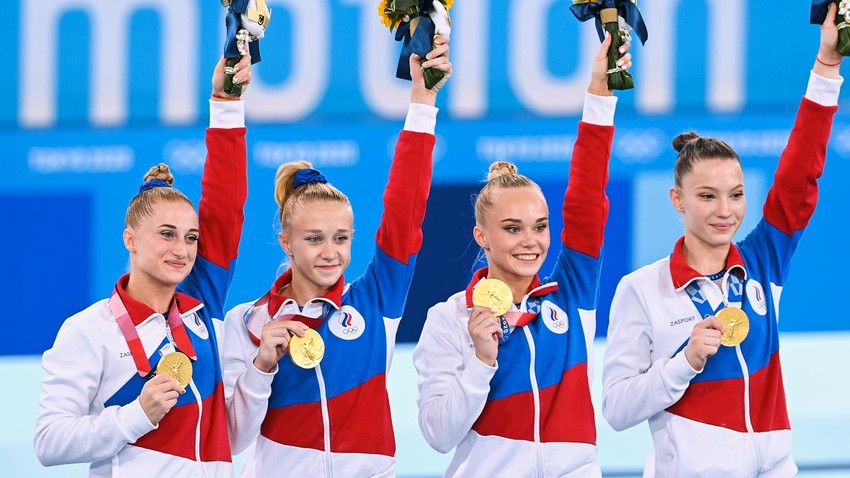 体操女子団体で金メダル獲得を喜ぶROCの選手
