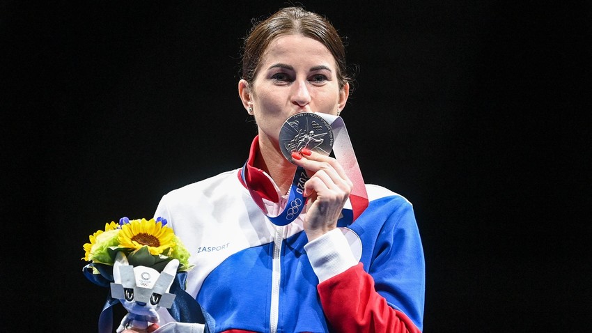 La atleta rusa, Inna Deriglazova, miembro del equipo nacional ruso, que ganó la medalla de plata en la competición de florete femenino en los Juegos Olímpicos de Tokio 2020
