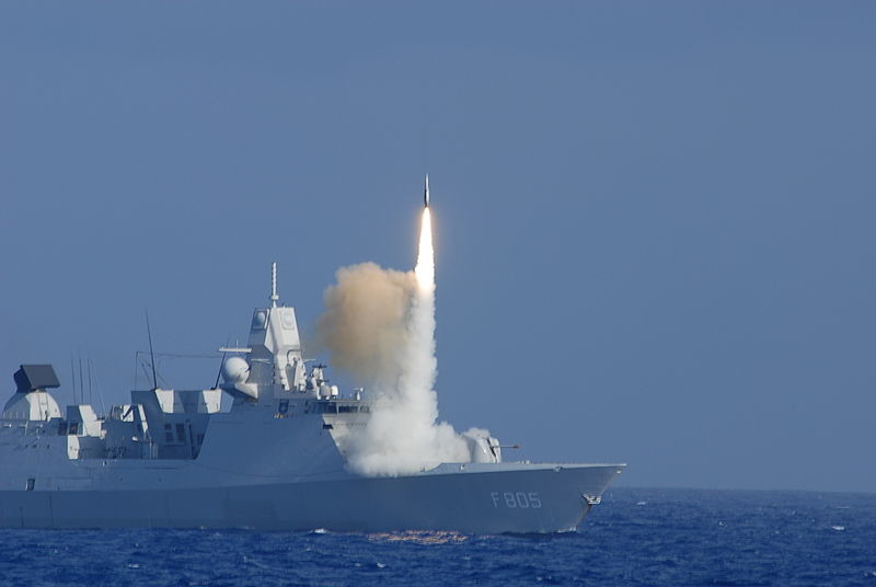 La HNLMS Evertsen (F805) dispara un SM-2 durante un entrenamiento