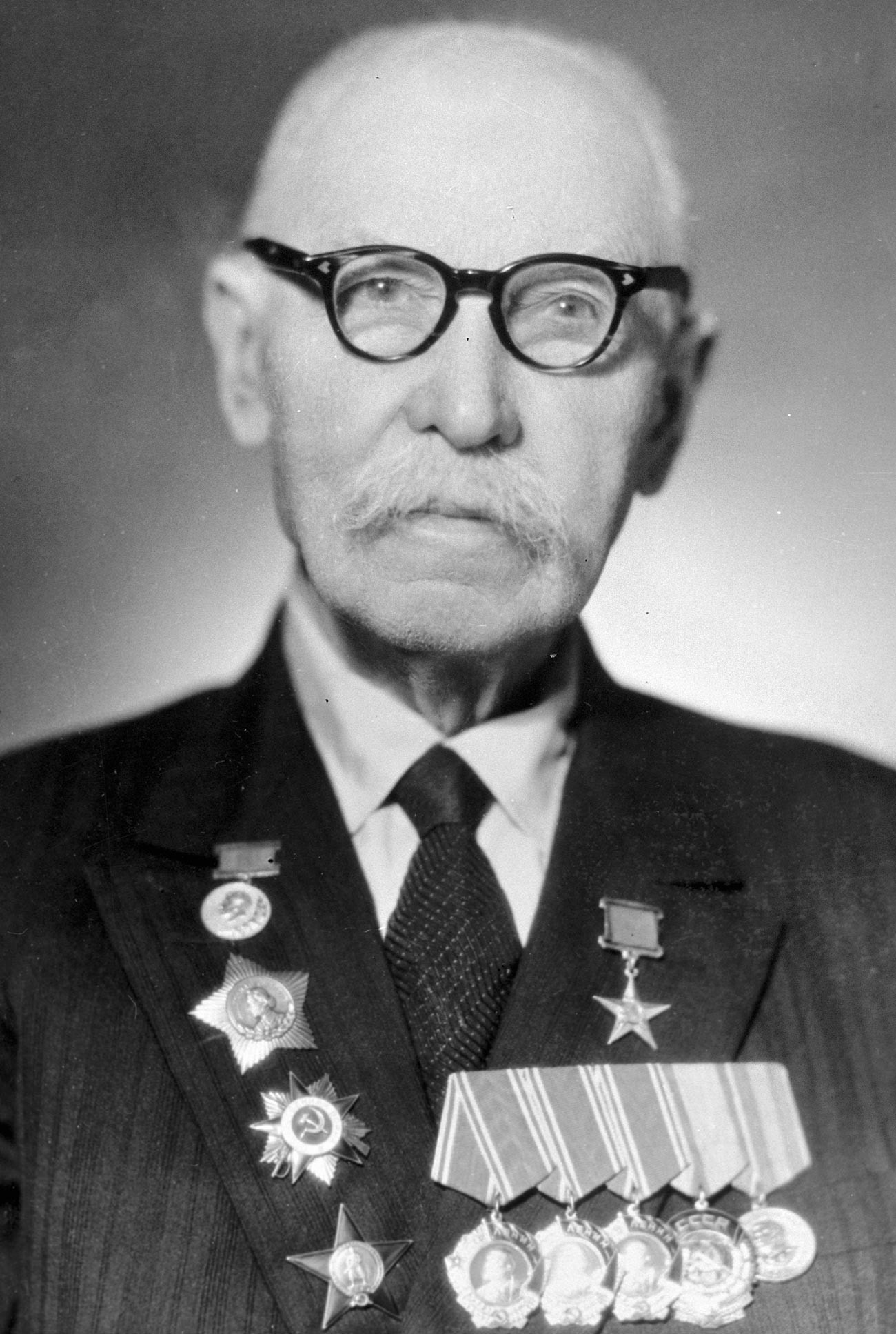 Sowjetischer Kleinwaffenkonstrukteur, Doktor der Technischen Wissenschaften, Held der sozialistischen Arbeit, Träger des Stalin-Preises ersten Grades. Fedor Tokarew (1871-1968).
