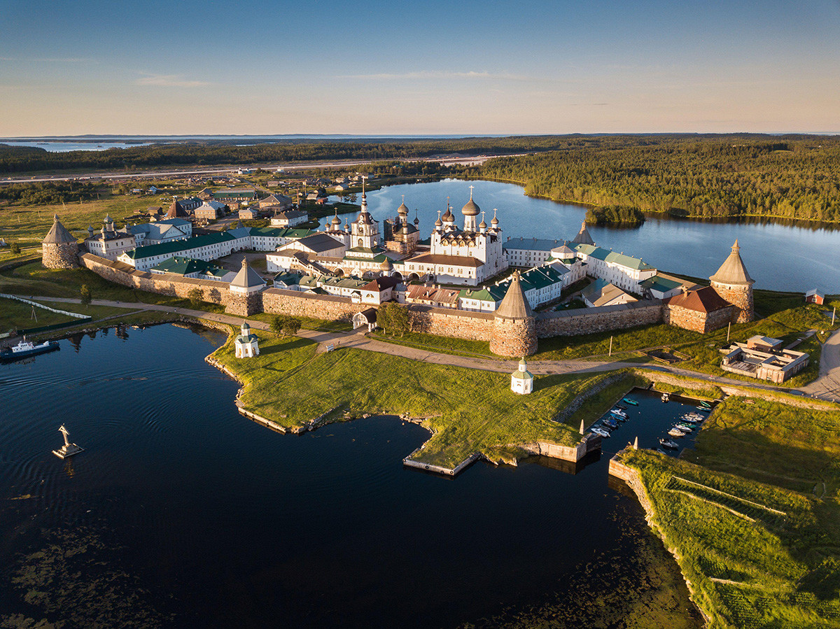 Panoramska pejzažna fotografija Soloveckog manastira iz ptičje perspektive, Rusija, Arhangelska oblast, Solovecki otoci.