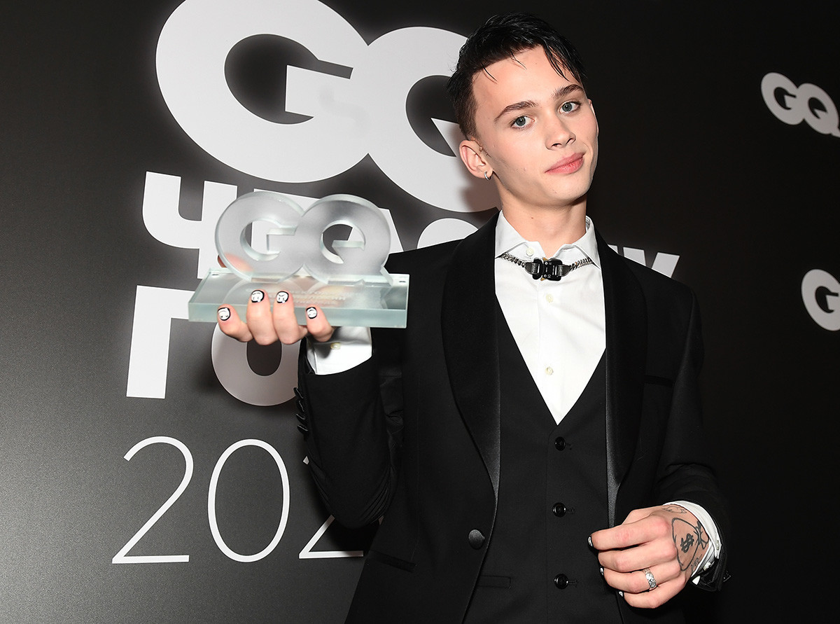 Блогерот Данил Милохин, кој ја доби наградата за „Откритие на годината“ на доделувањето на наградите „Човек на годината 2020“, според верзијата на машкото списание GQ во Московскиот уметнички академски театар „Максим Горки“ (МХАТ).

