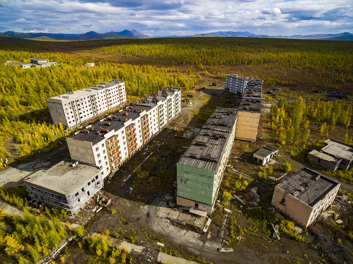 Vista aérea da cidade fantasma de Kadiktchan, Kolimá, na região de Magadan