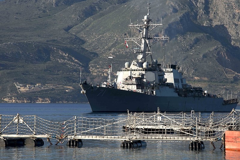 USS Ross fondeado en Grecia