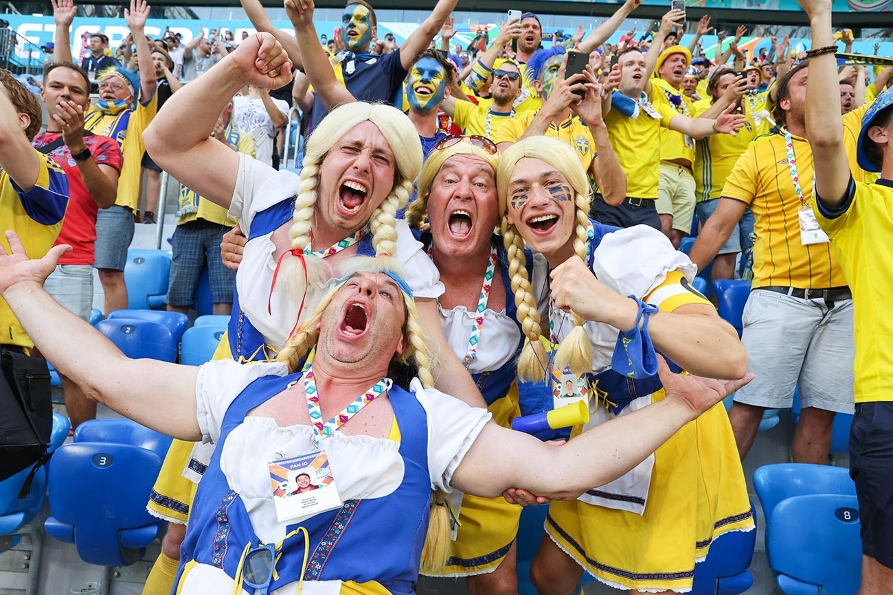 Навивачите на шведската репрезентација го бодрат својот тим за време на натпреварот од групата Е на Европското првенство 2020 меѓу Шведска и Полска на стадионот во Санкт Петербург на 23 јуни 2021 година.

