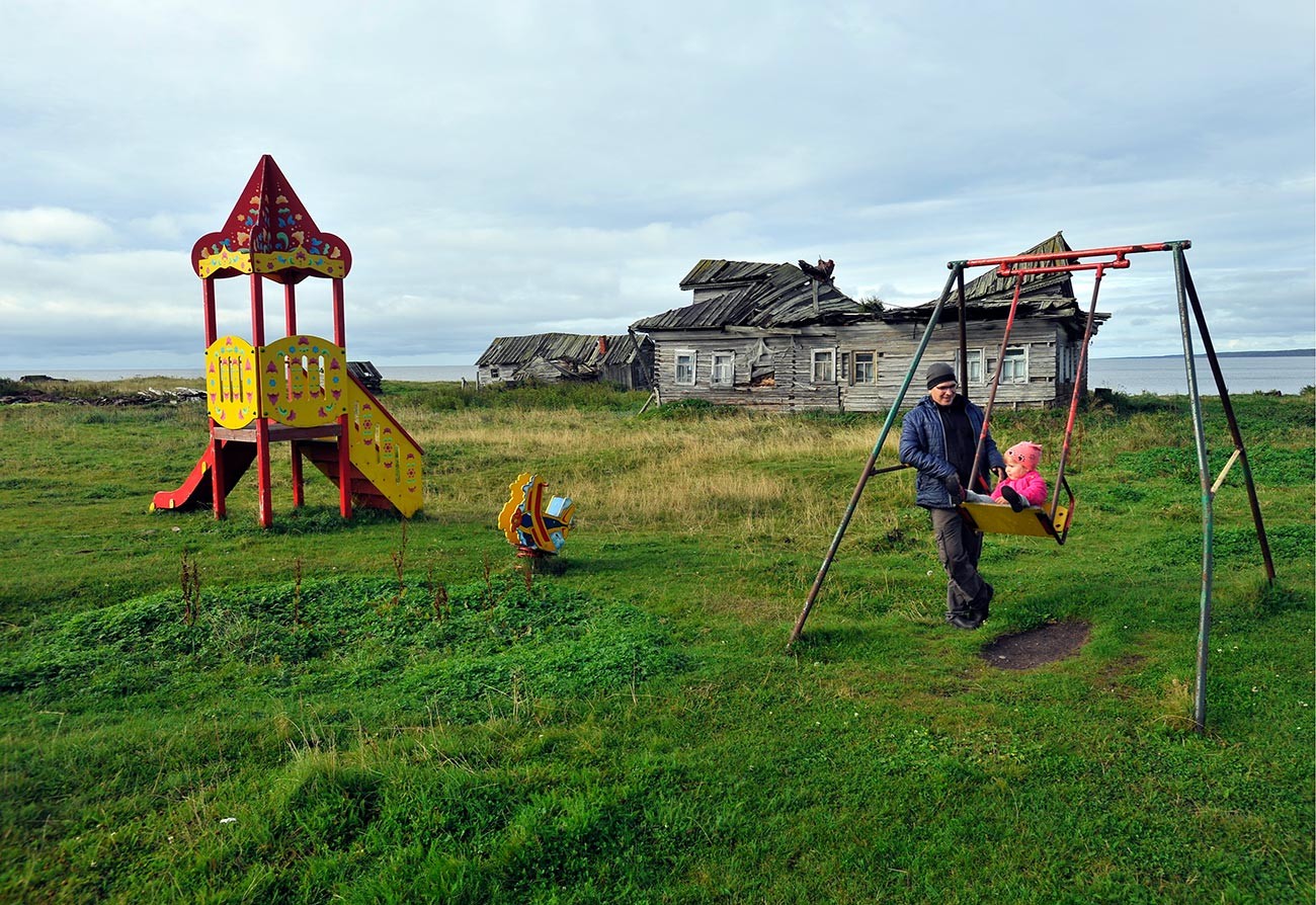 Dječje igralište u selu Tetrino Terskog rajona, Murmanska oblast
