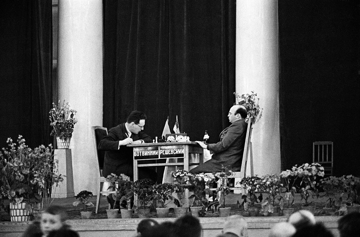 ミハイル・ボトヴィニク（ソ連）とサミュエル・レシェフスキー（米国）がチェスの大会にて、1948年