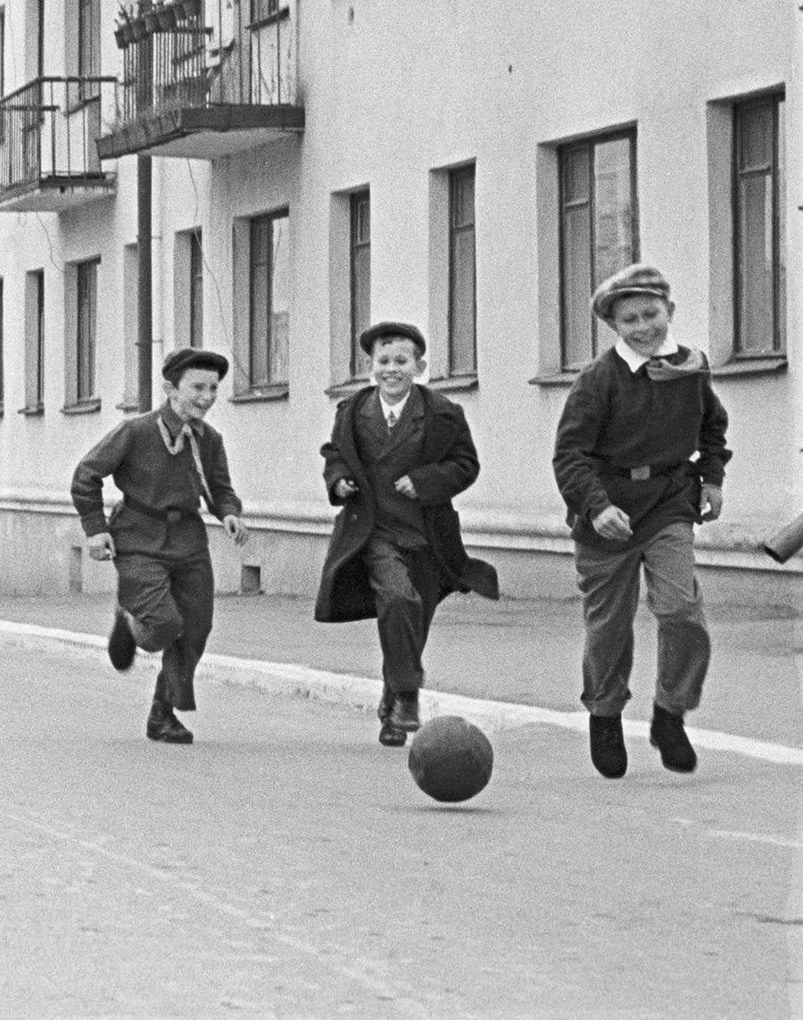Šolarji v mestu Novovoronež po pouku igrajo nogomet na dvorišču.
