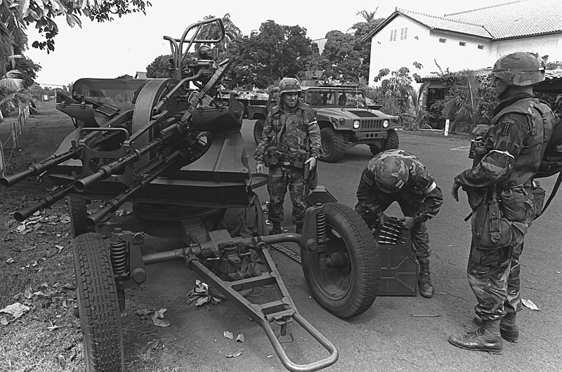 Tres soldados de la 5ª División de Infantería Mecanizada inspeccionan una ametralladora antiaérea ZPU-4 de 14,5 mm de fabricación soviética abandonada por los soldados de la Fuerza de Defensa de Panamá que huyeron de la base durante las primeras fases de la Operación Causa Justa.