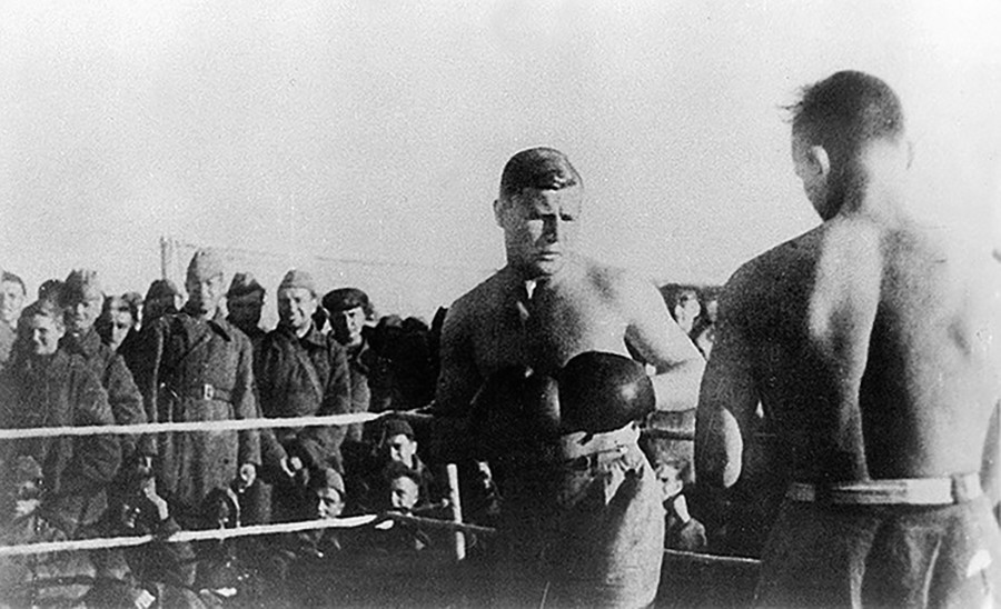 U ringu su sportaši iz OMSBON-a (Zasebne motostreljačke brigade za posebne namjene NKVD-a). Levo J. G.Trofimov. Streljana 
