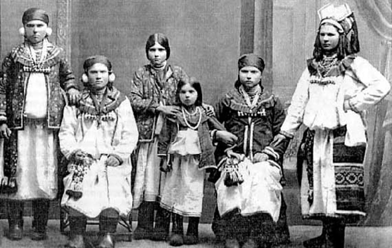 民族衣装を着ているモクシャ人の女性、19世紀