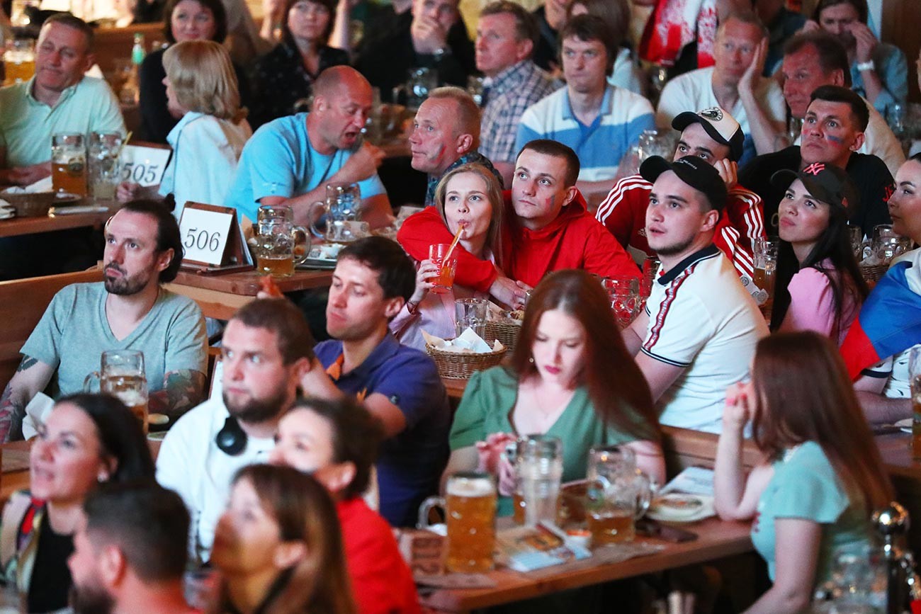 Para penggemar menonton siaran pertandingan Euro 2020 antara Belgia vs Rusia di salah satu restoran di Sankt Peterburg.