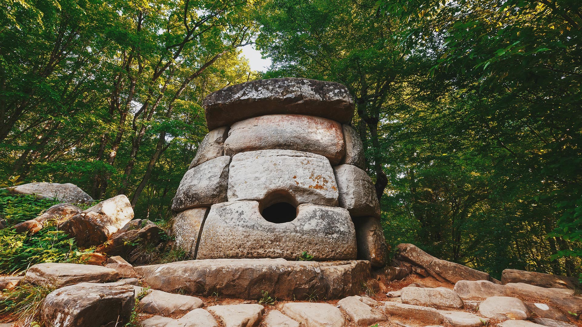Un dolmen cerca del río Zhane, región de Krasnodar, Rusia
