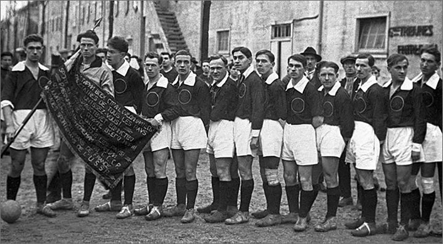 I calciatori sovietici che hanno partecipato alla prima partita tra le squadre di lavoratori di Francia e Unione Sovietica a Parigi nel 1926