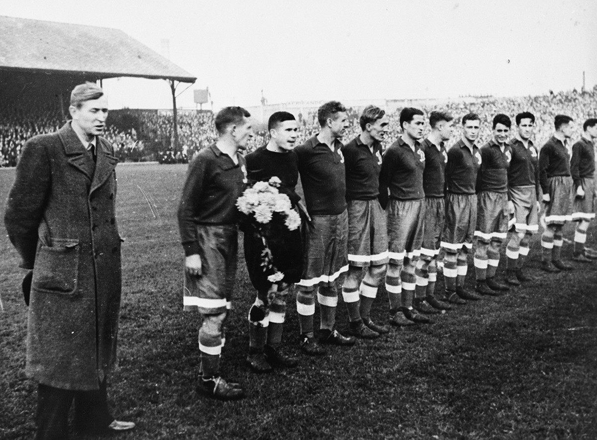 La squadra Dinamo si prepara a incontrare i giocatori del Chelsea, 1945