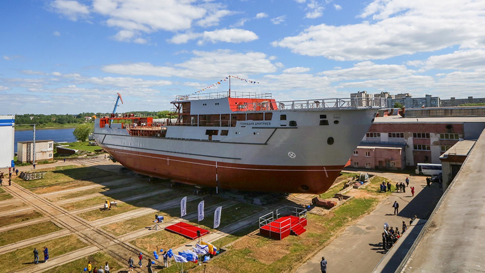 Во бродоградилиштето „Вимпел“ на 1 јуни се одржа церемонија на спуштање во вода на поморскиот транспорт на вооружување – проектот 20360М, со фабрички број 01551 „Генадиј Дмитриев“. Тоа е најголемиот брод во историјата на претпријатието. Моменталната тежина на трупот на бродот е 2200 тони.

