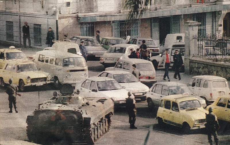 Argel, 12 de enero de 1992. Tanques en las calles de Argel al día siguiente del anuncio de la suspensión de la segunda vuelta de las elecciones legislativas del 26 de diciembre de 1991.