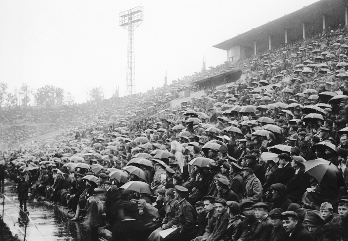Tribunes du stade Dynamo lors d'un match de football, 1937