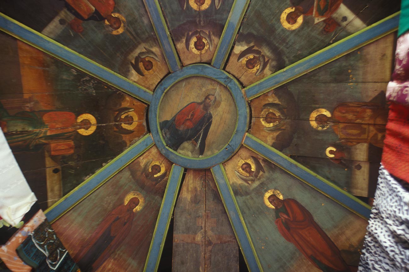 Fominskaya. Chapel of the Miraculous Icon of the Savior. Interior with painted ceiling (nebo). June 16, 1998