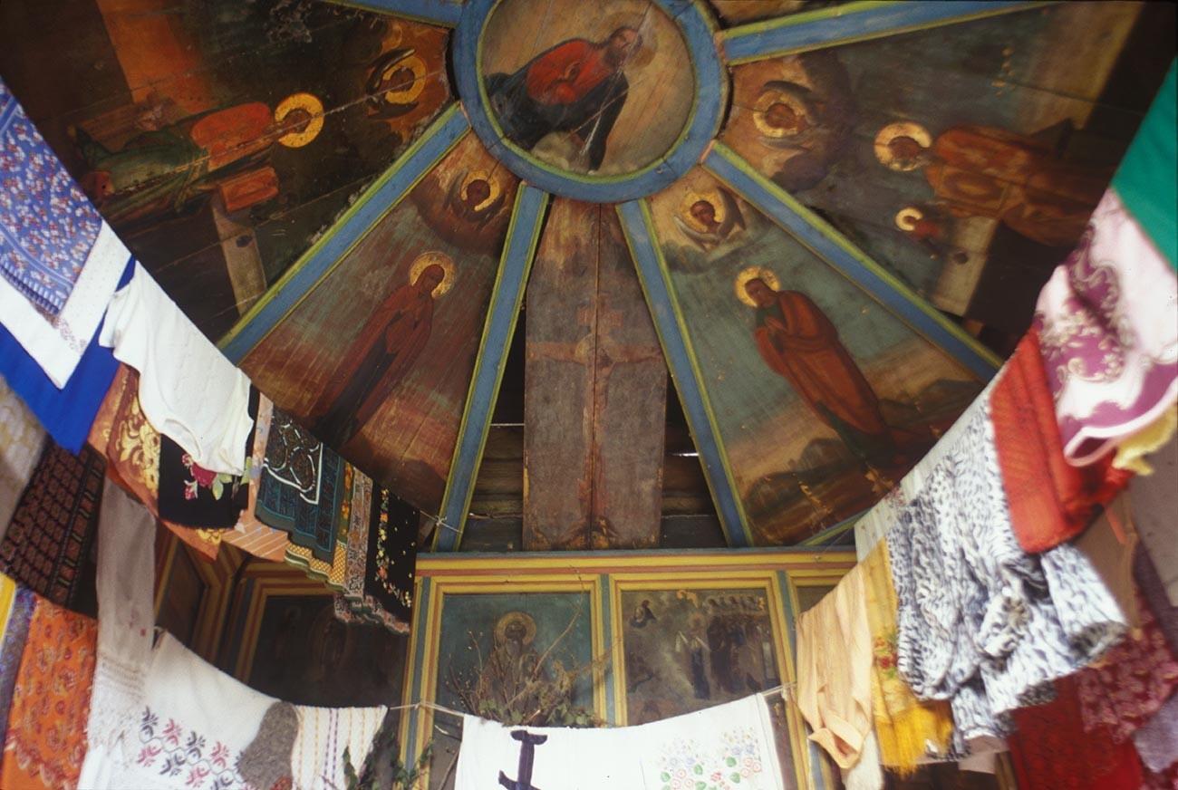 Fominskaya (next to Lyadiny). Chapel of the Miraculous Icon of the Savior. Interior with painted ceiling (nebo). June 16, 1998