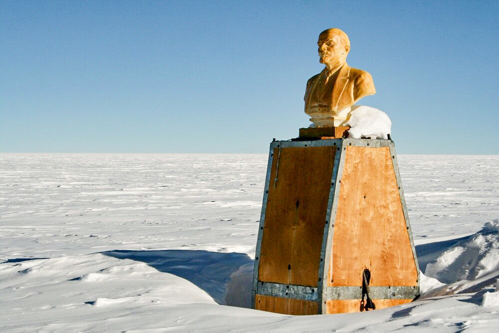Il busto di Lenin che spunta dal cumulo di neve, 2008