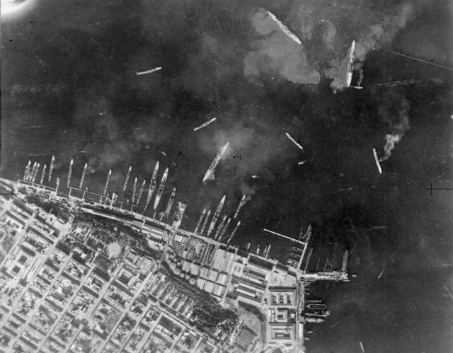Foto aérea del puerto de Tarento tras el ataque torpedero británico.