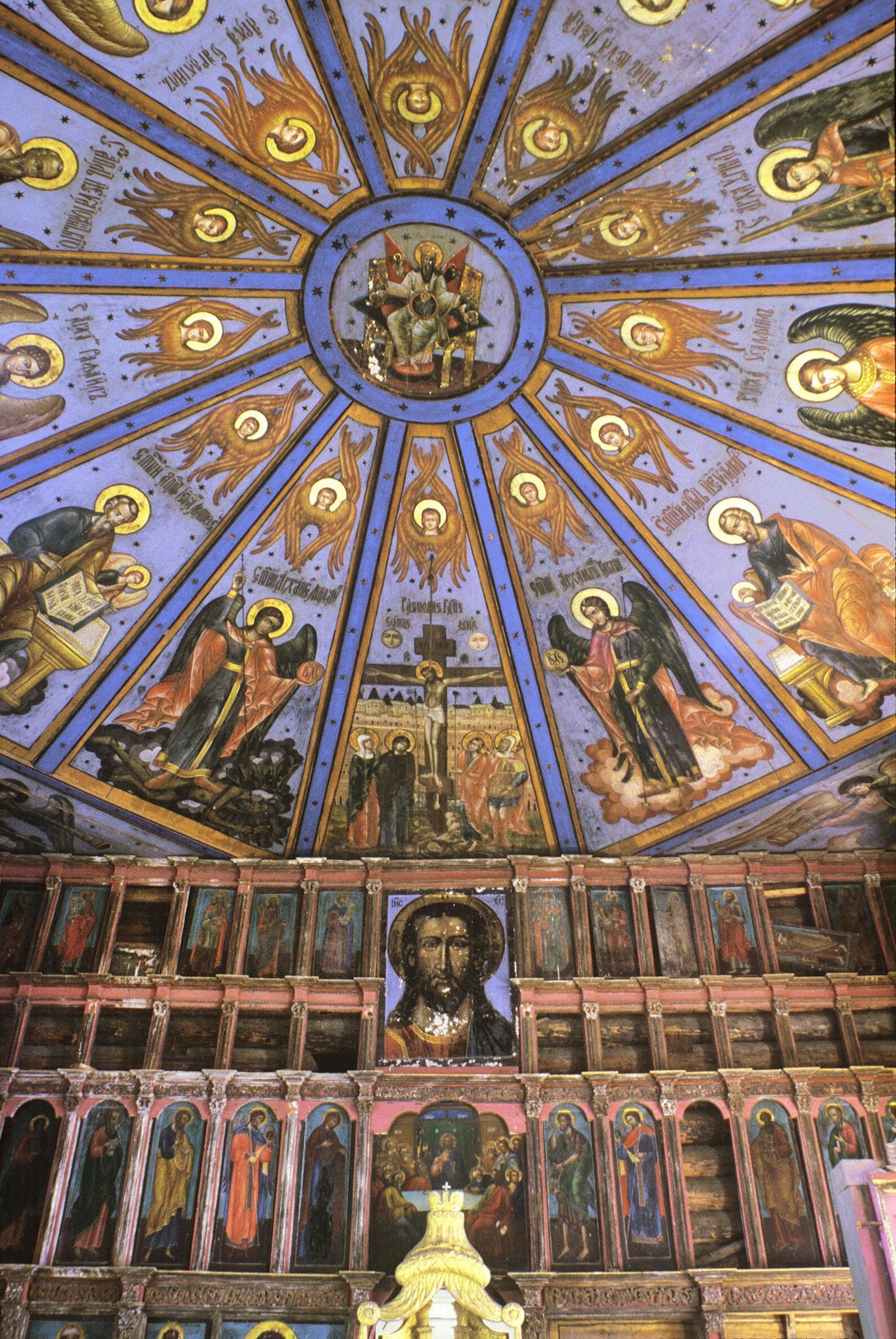 Liadiny. Église de l'Intercession. Iconostase et plafond peint (niébo). Photographie: William Brumfield. 29 juillet 1998