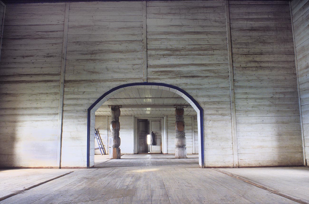 Liadiny. Église de l'Intercession. Vestibule, vue ouest vers l'entrée principale. Photographie: William Brumfield. 29 juillet 1998