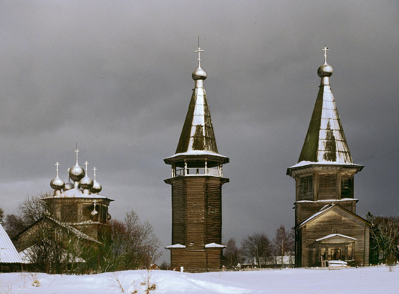 Liadiny. De gauche à droite: église de l'Epiphanie, clocher, église de l'Intercession. Vue de l'ouest. Photographie: William Brumfield. 28 février 1998