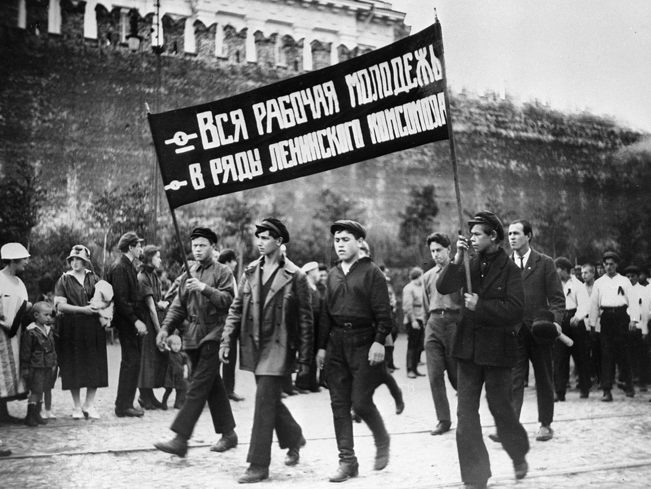 Anggota muda Komsomol di Lapangan Merah.