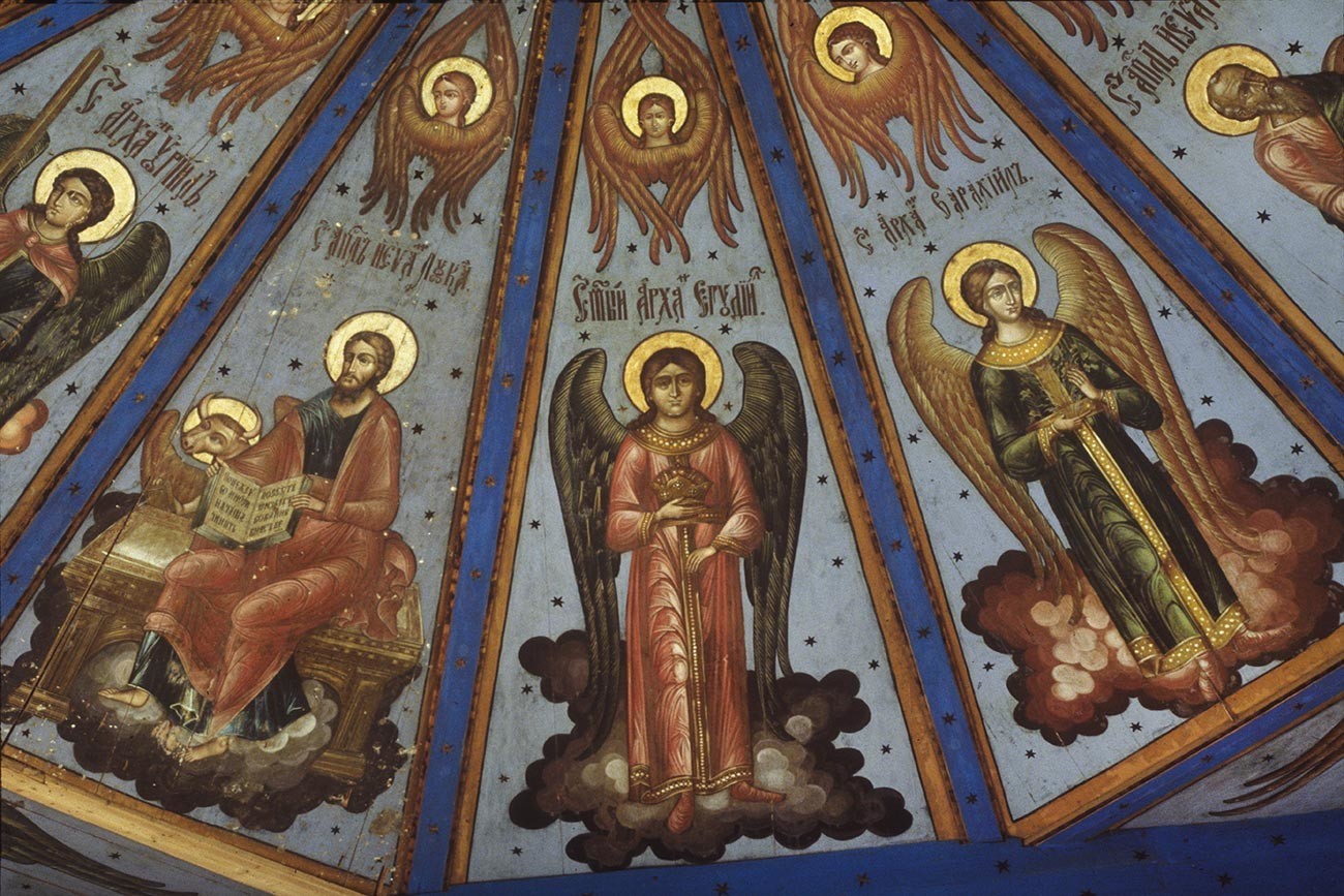 Ljadini. Pokrovska cerkev, poslikan strop (nebo). Od leve: nadangel Uriel, sveti Luka, nadangela Jegudiel in Barahiel. 29. julij 1998
