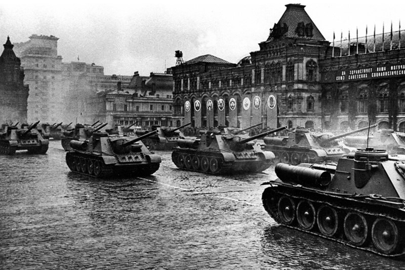 Cazacarros SU-100 en el desfile de la Victoria en la Plaza Roja, el 24 de junio de 1945.