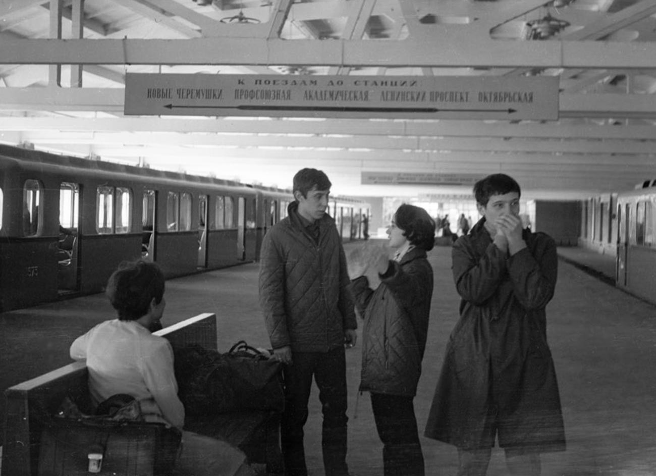 Penumpang berada di peron Stasiun Kaluzhkaya yang lama.