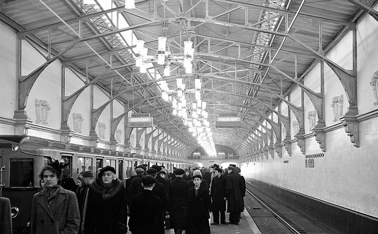 Orang-orang keluar dari kereta di peron Stasiun Pervomayskaya yang lama.