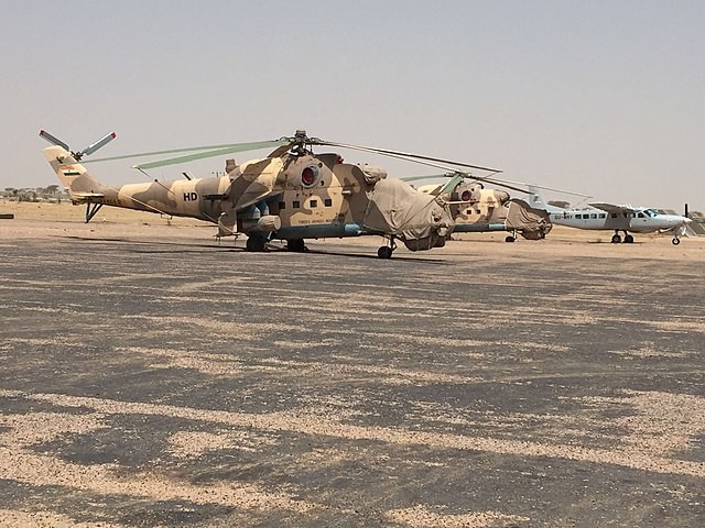 Helicópteros de ataque del ejército de Níger se posicionan en el aeropuerto de Diffa, el 2 de marzo de 2016.