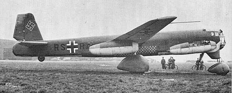 Vista lateral del Junkers Ju 287 V1 en el aeropuerto alemán de Brandis (1944)