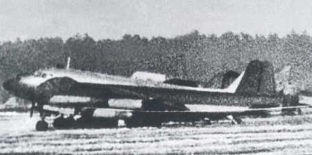 Junkers EF 131 en el campo de pruebas del LII en Podberezie, a principios de 1948, con dos Lisunov Li-2 al fondo
