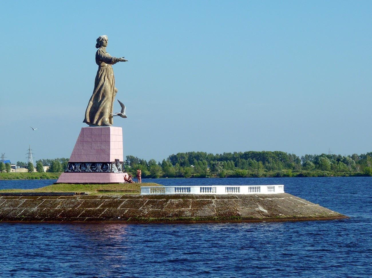 Mother Volga monument.