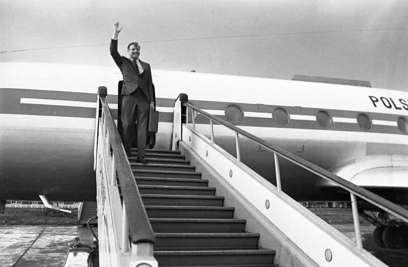 Нил Армстронг на трапе самолета в аэропорту Пулково.