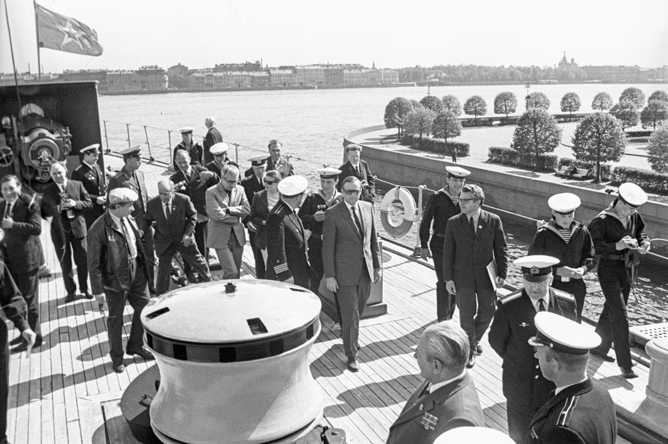 Нил Армстронг (в центре) на палубе крейсера «Аврора» в Ленинграде.