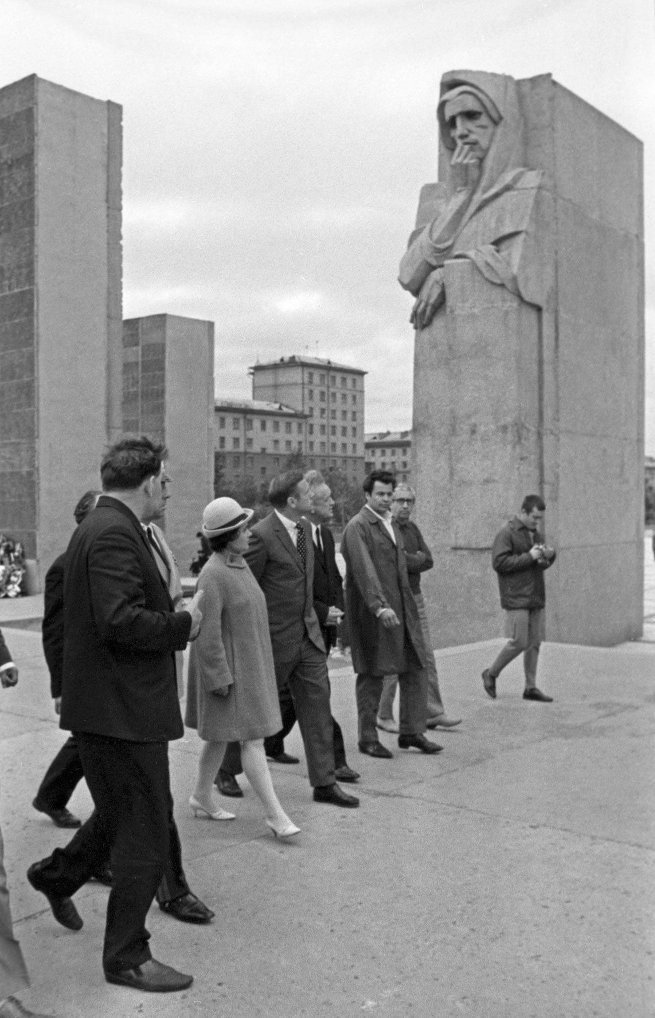 Нил Армстронг (в центре) посетил мемориальный комплекс «Монумент Славы» в городе Новосибирске.