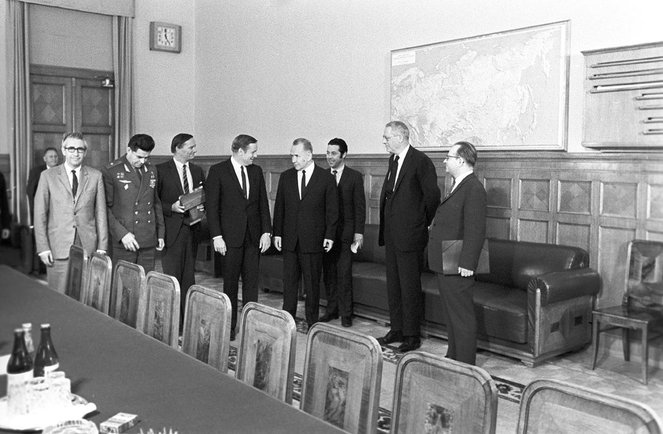 Председатель Совета Министров СССР Алексей Николаевич Косыгин (справа четвертый) принял в Кремле американского астронавта Нила Армстронга (слева четвертый) во время его визита в СССР. 