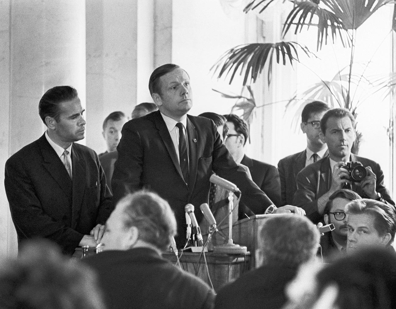Нил Армстронг (в центре) во время пресс-конференции в Академии наук СССР.