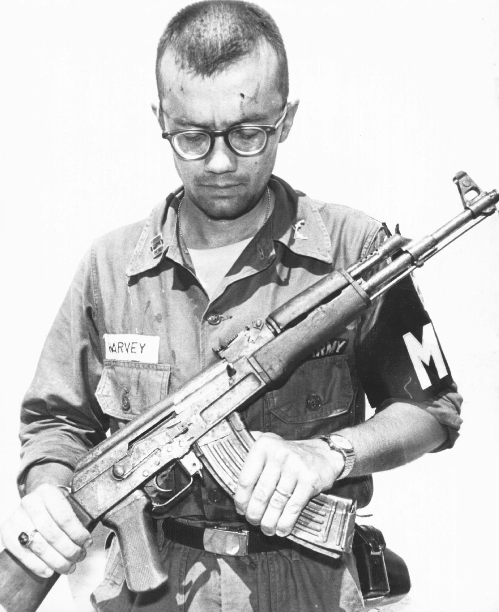 Kapetan američke vojske Michael Harvey pregledava AK-47. Vijetnam, 1968.
