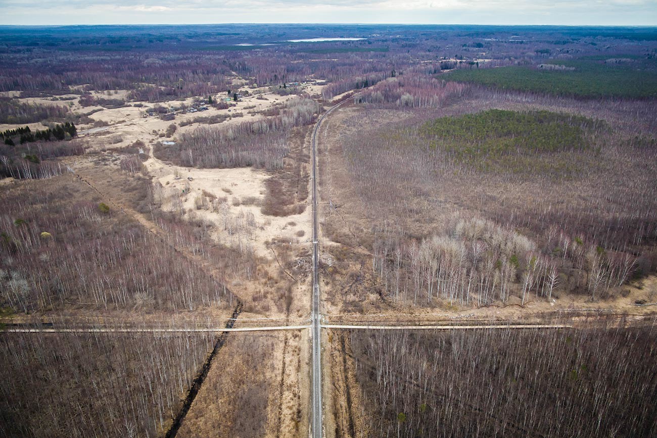 Vista aérea mostra a fronteira entre a Letônia e a Rússia atravessada por linha férrea perto de Ludza