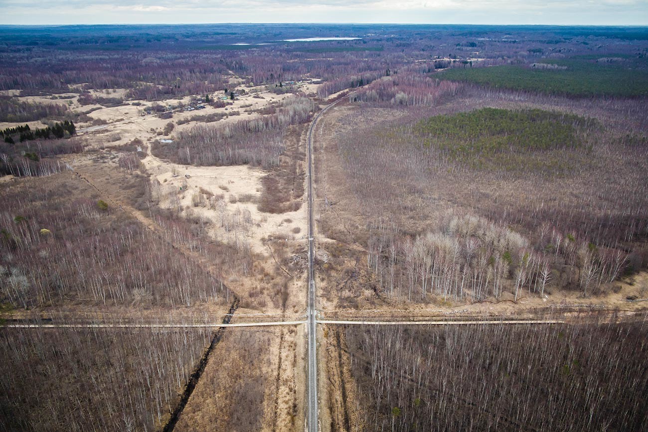 Ta pogled iz zraka prikazuje latvijsko-rusko mejo in železniški tir, ki jo prečka v bližini Ludze.
