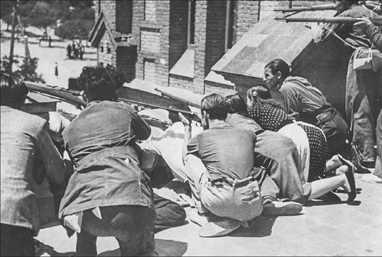 Уличные бои между мятежниками-франкистами и народной милицией в районе мадридской казармы Монтанья. 30 июля 1936 г.