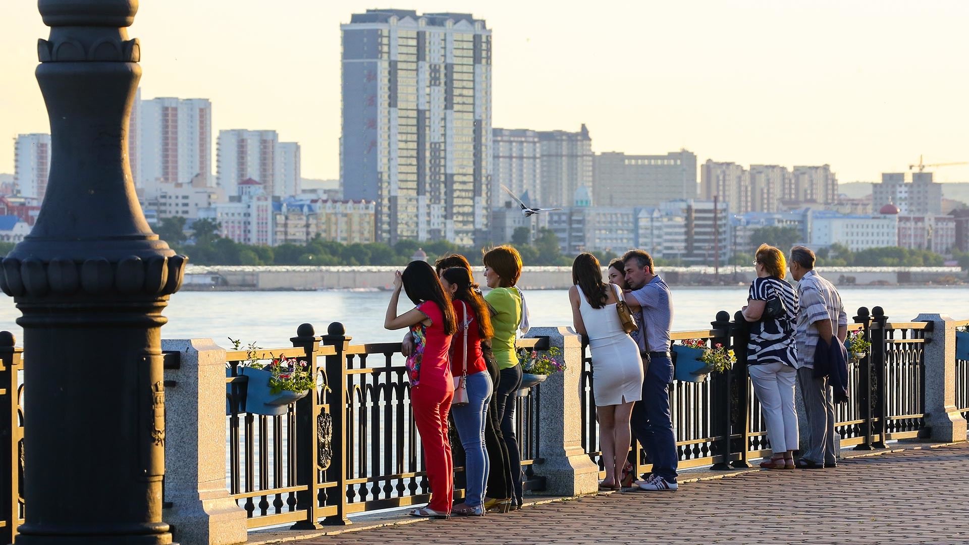 Blagoveshchensk, vista sul fiume Amur, oltre il quale si stagliano i palazzi della città cinese Heihe
