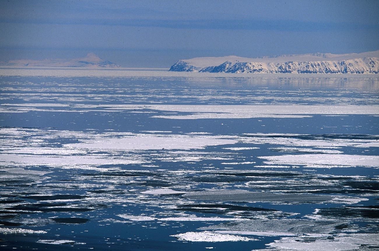 L'isola russa Grande Diomede, o Ratmanov (a destra), e l'isola statunitense Piccola Diomede, o Krusenstern (a sinistra), nello stretto di Bering