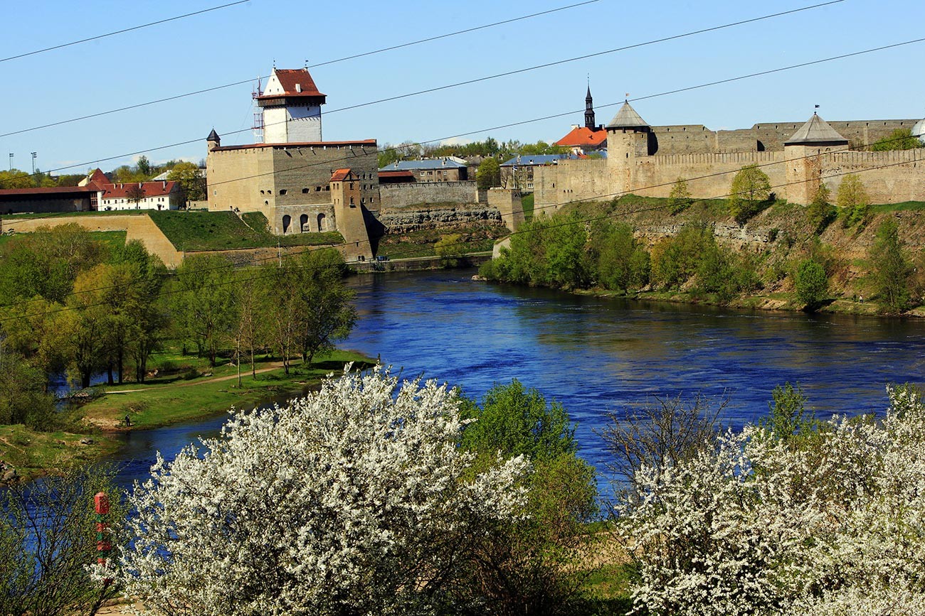 Forteresses de Narva (à gauche) et d'Ivangorod (à droite)